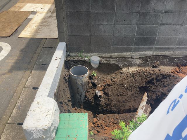 神奈川県高座郡寒川町の土留めブロック・土間・残土撤去処分中の様子です。